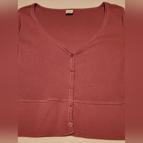 ARITZIA HomeStretch Rib V-Neck Waist Button-Up Top. Size Large. - Picture 10 of 16